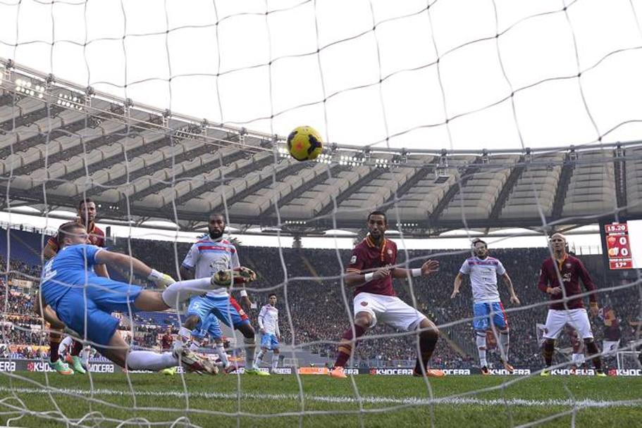 La Roma impiega poco a sbloccare il risultato: al 18’ sugli sviluppi di un corner  Benatia corregge di testa spiazzando Frison.  1-0